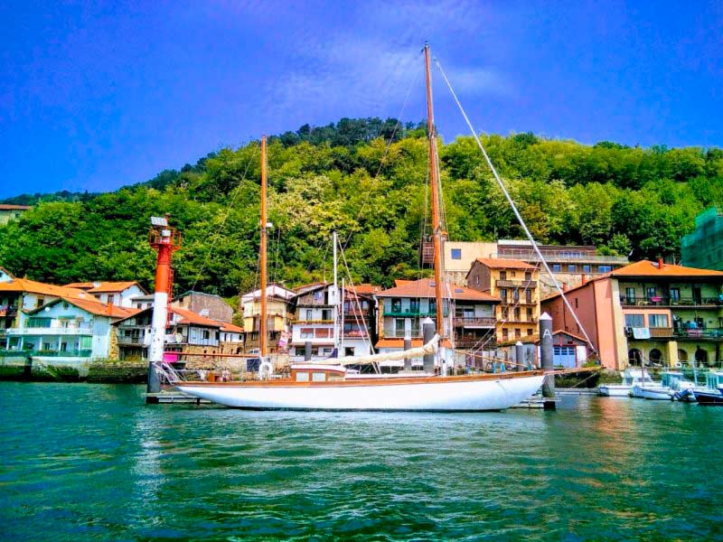 sailing basque coast onboard a classic yacht - navegando la costa vasca